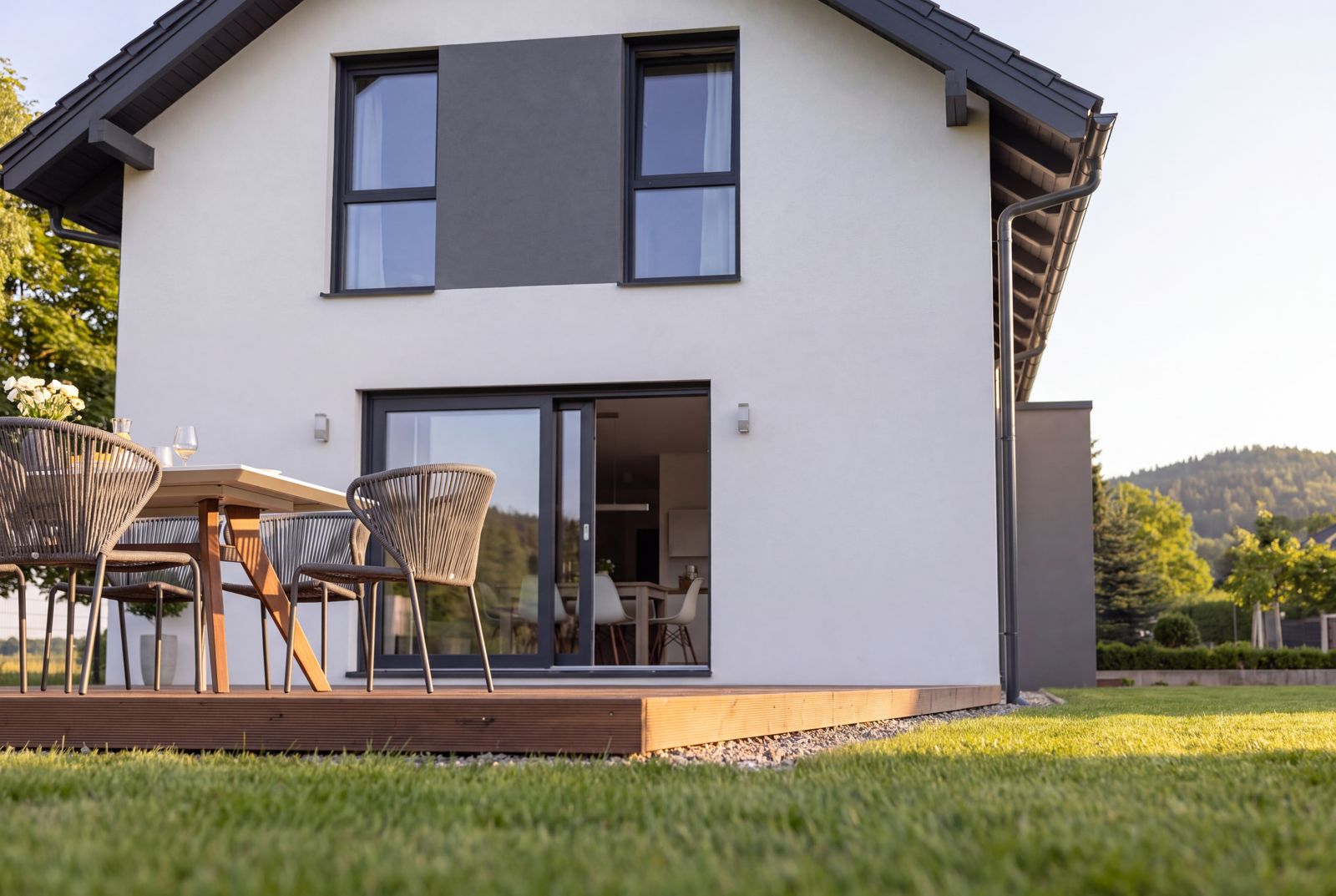 Seven Nova Classic 2, Terrasse und Fassadendetail vom Garten aus