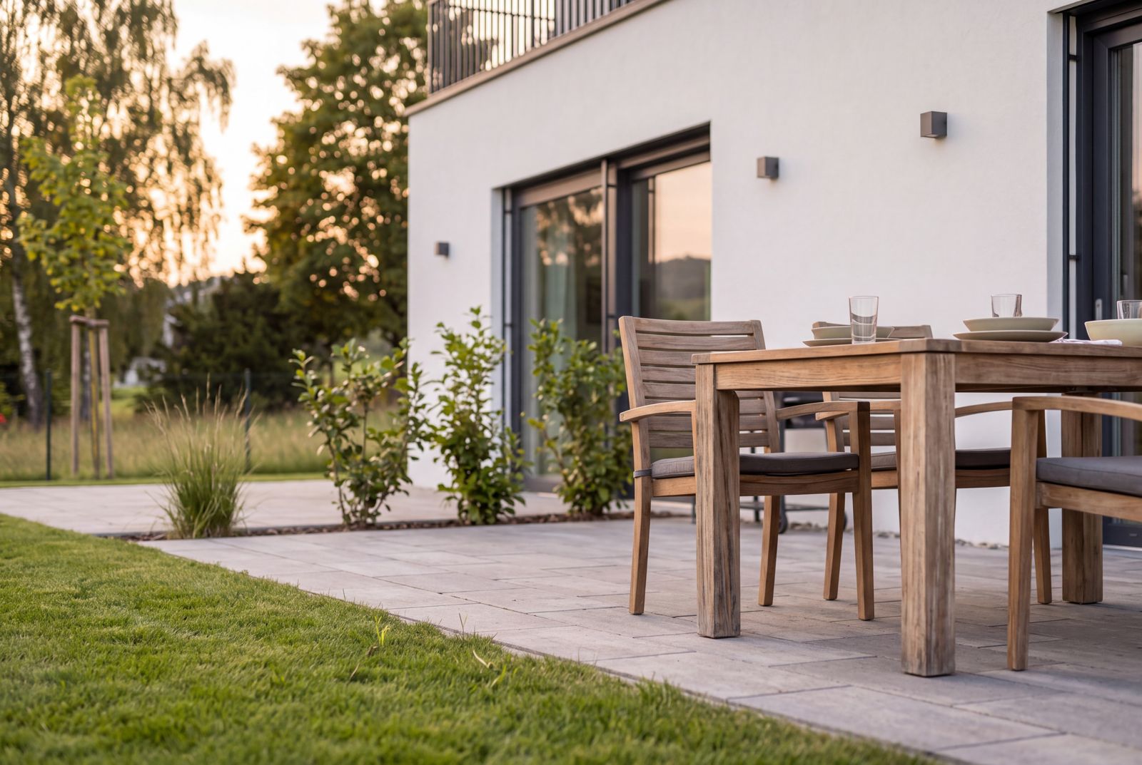 Seven Nova Classic 6, Terrasse und Fassadendetail vom Garten aus