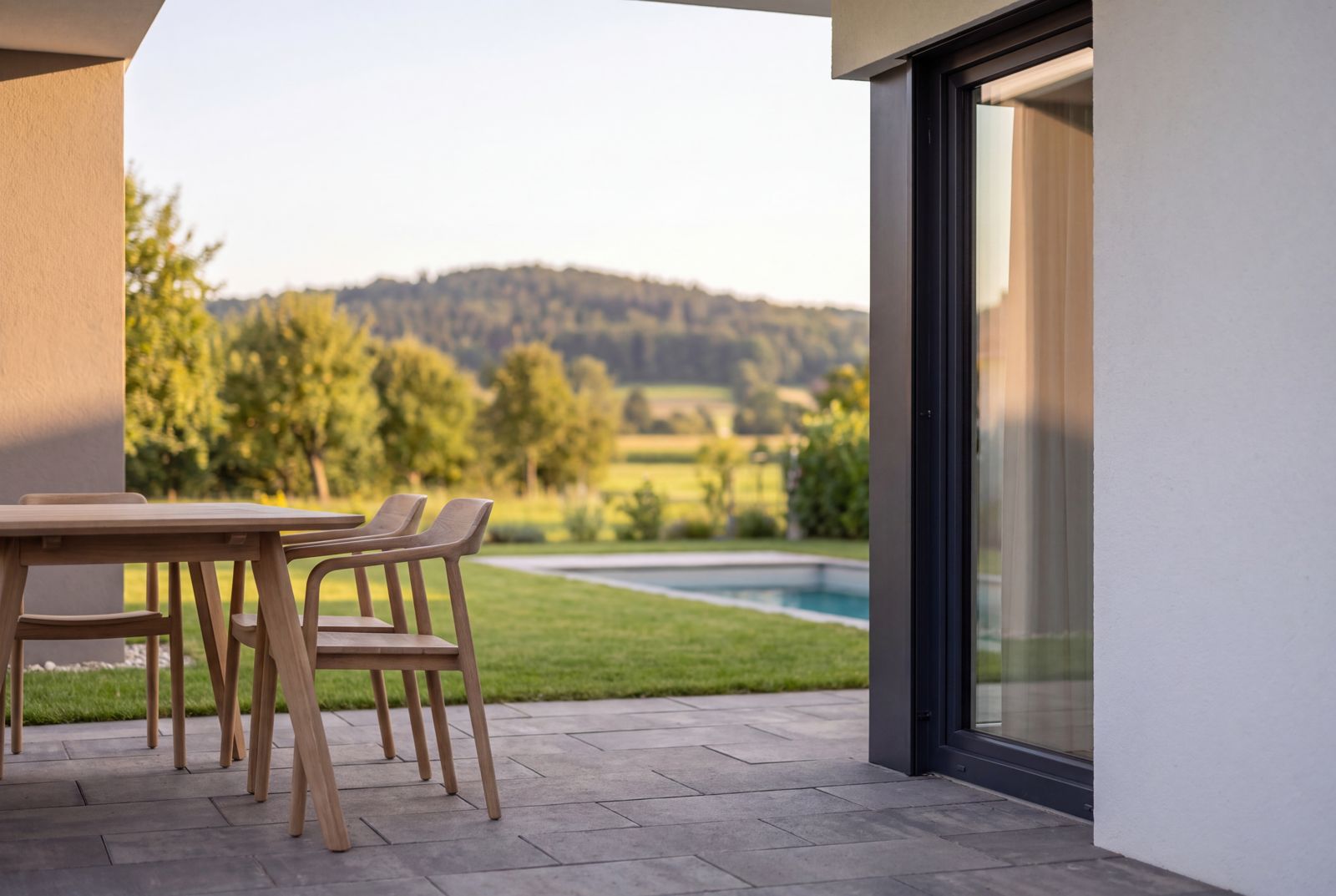 Seven Nova Signature 2, Terrasse und Fassadendetail vom Garten aus