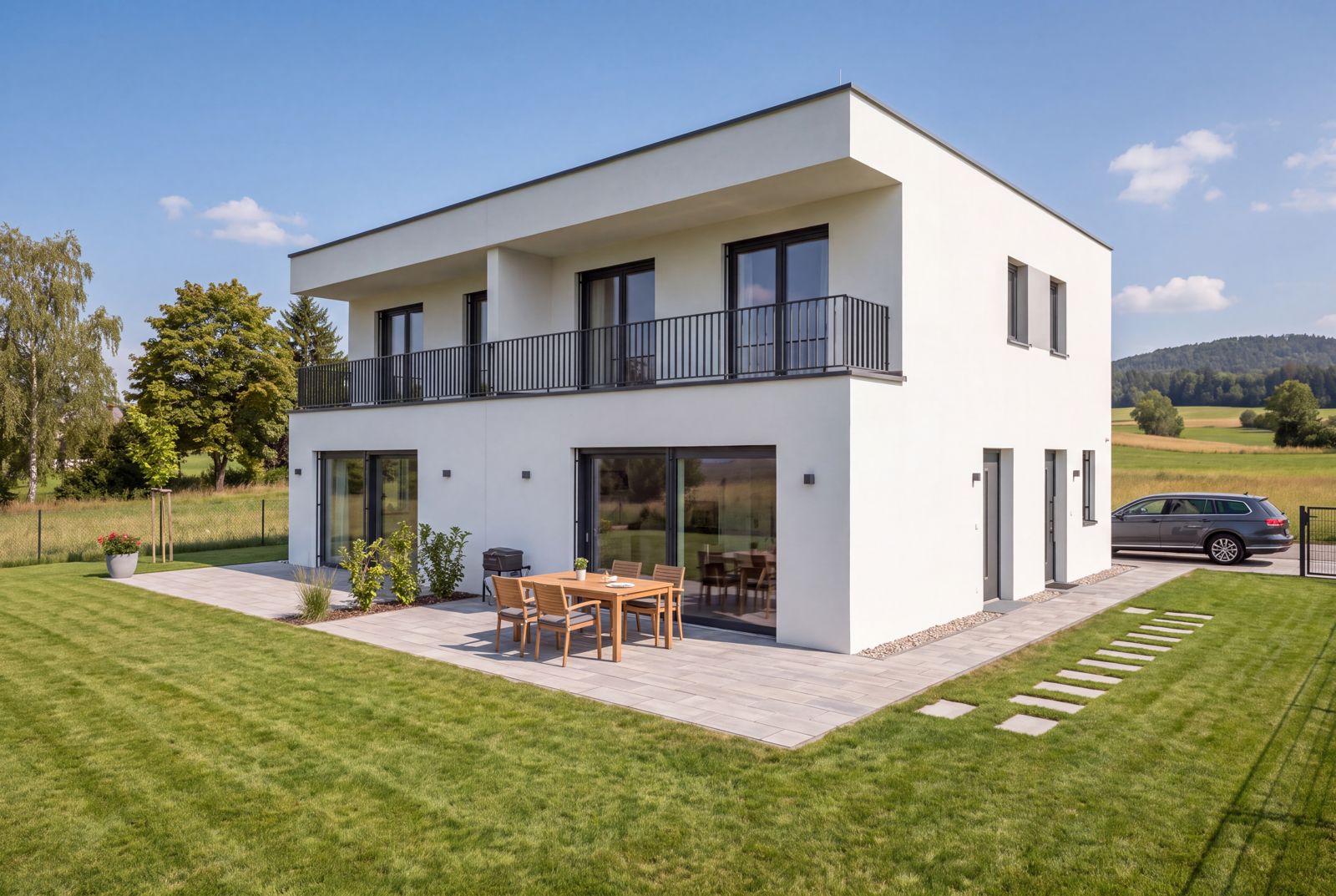 Seven Nova Classic 6, Außenansicht bei Tageslicht, Gartenseite