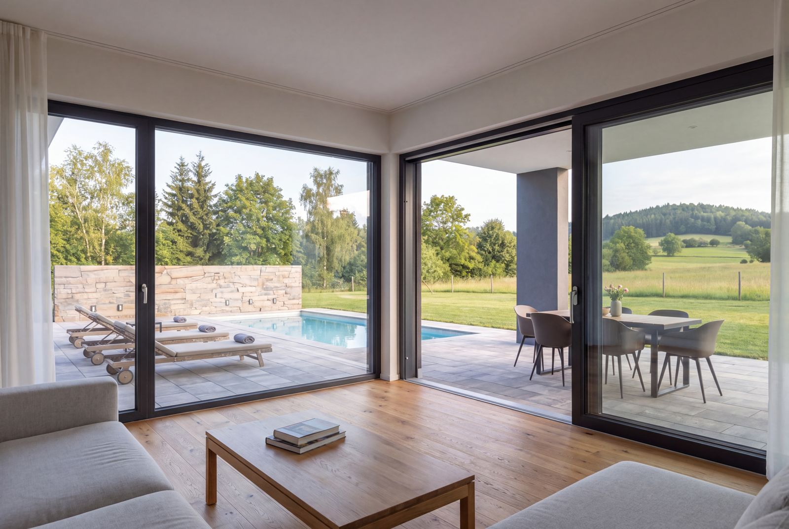 Seven Nova Signature 3, Blick aus dem Wohnraum auf Terrasse und Garten