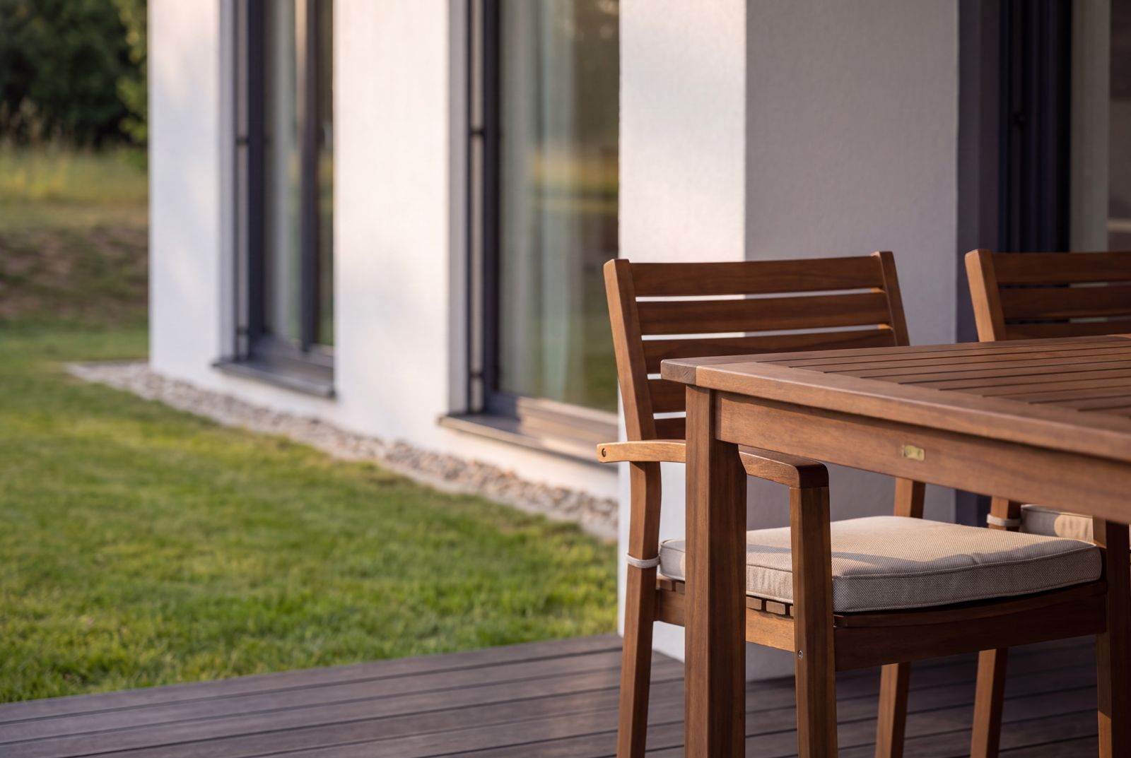 Seven Nova Element 5, Terrasse und Fassadendetail vom Garten aus