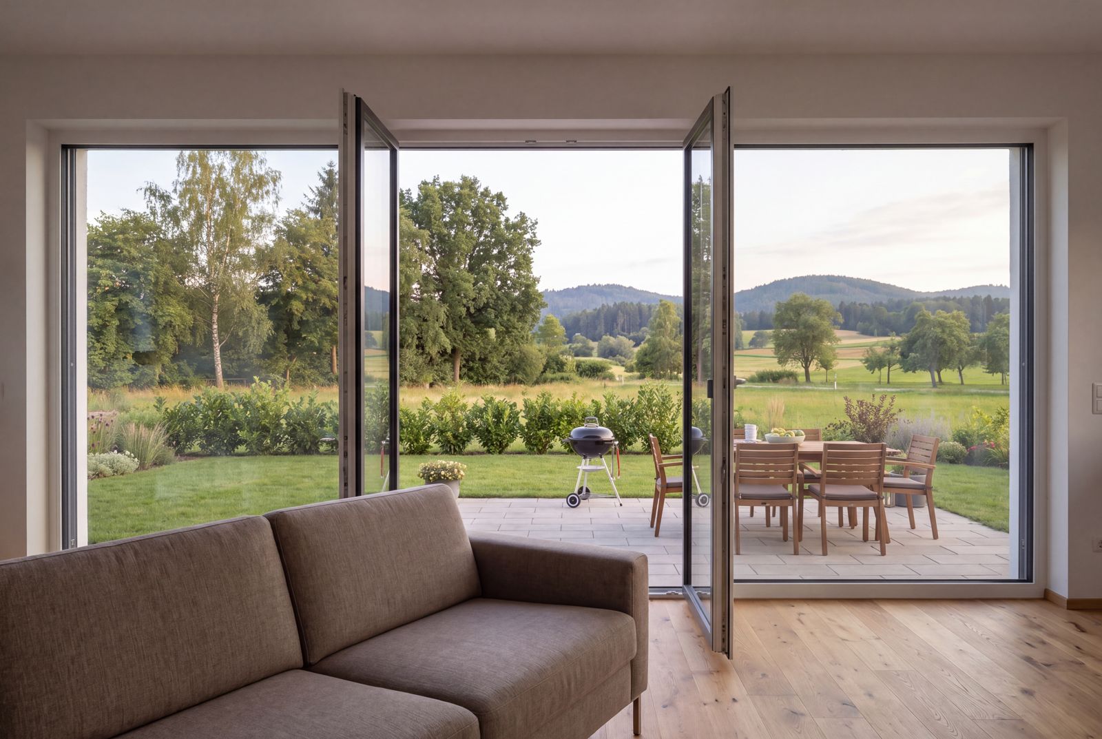 Seven Nova Classic 1, Blick aus dem Wohnraum auf Terrasse und Garten